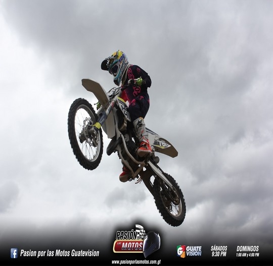 PEQUE&Ntilde;OS CROSISTAS SE ESFUERZAN EN LA PISTA