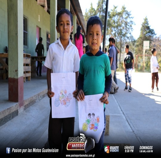 ENTREGARON UTILES ESCOLARES